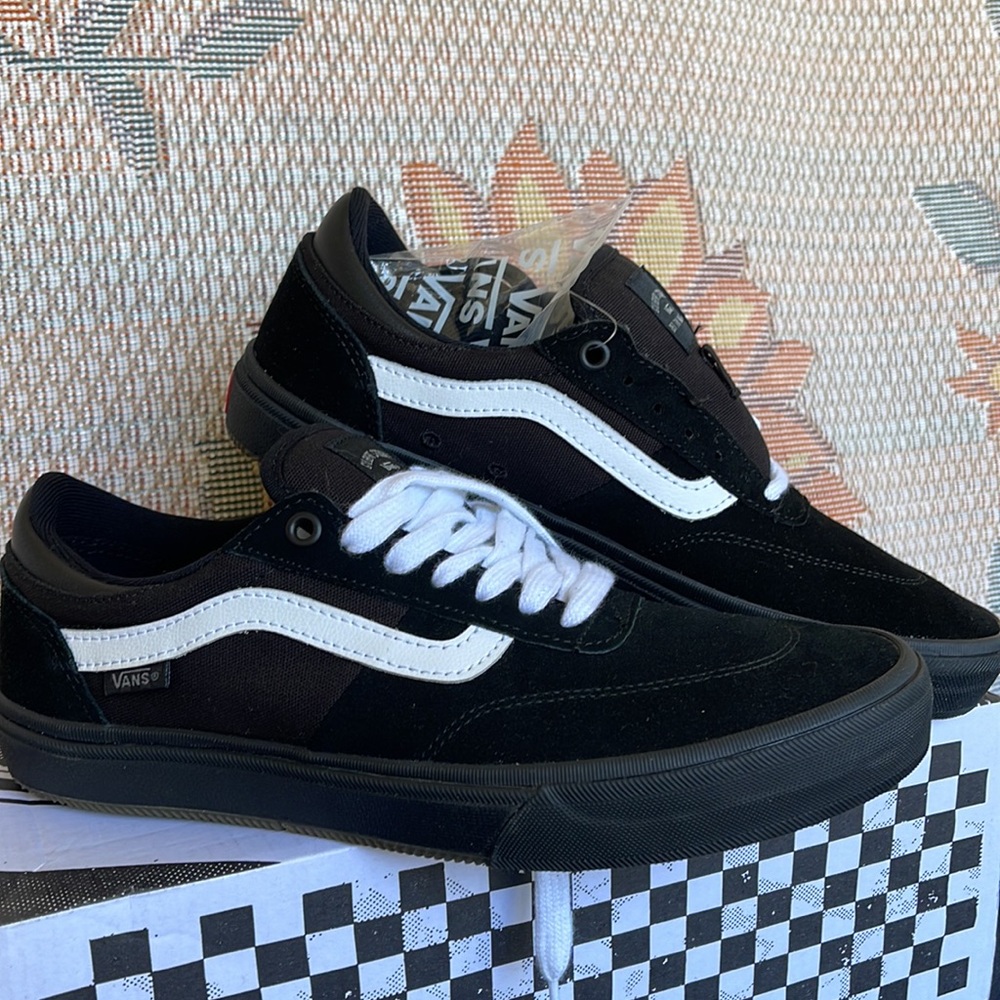 Vans WMNS Gilbert Crockett
Blackout
VN0A5JIF10J
Sneakers - Picture 7 of 16